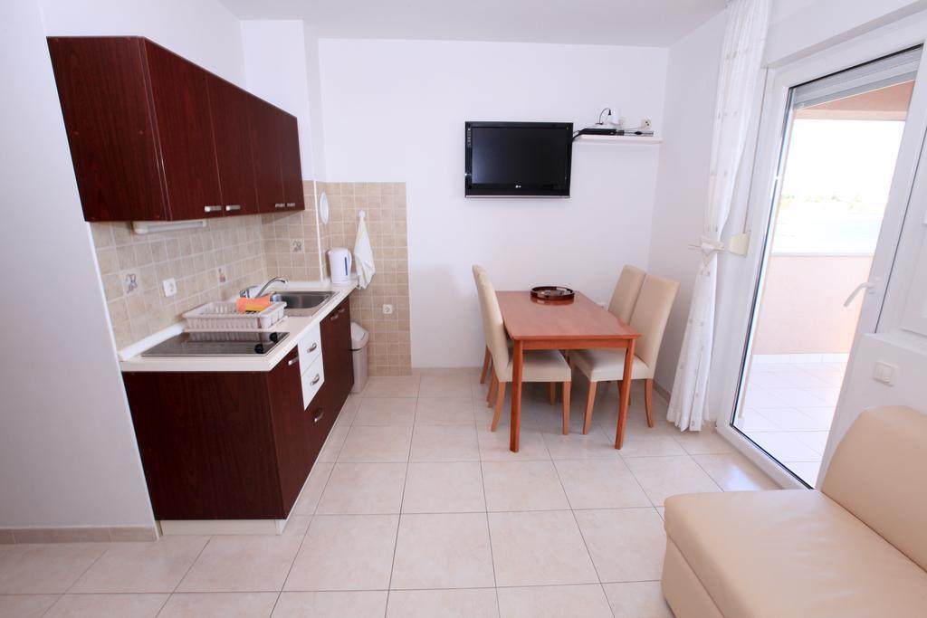 Apartments Miroslav Povljana Kültér fotó